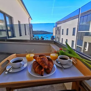  Apartment Black Pearl - Luxury Seaside App With Pool & Bbq, Istra